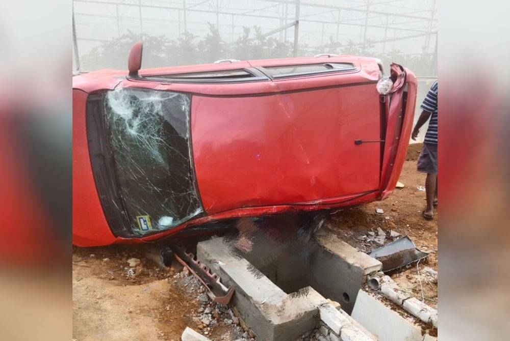 Keadaan kereta mangsa selepas terbabas di Jalan Langkap-Dangi. -Foto PDRM