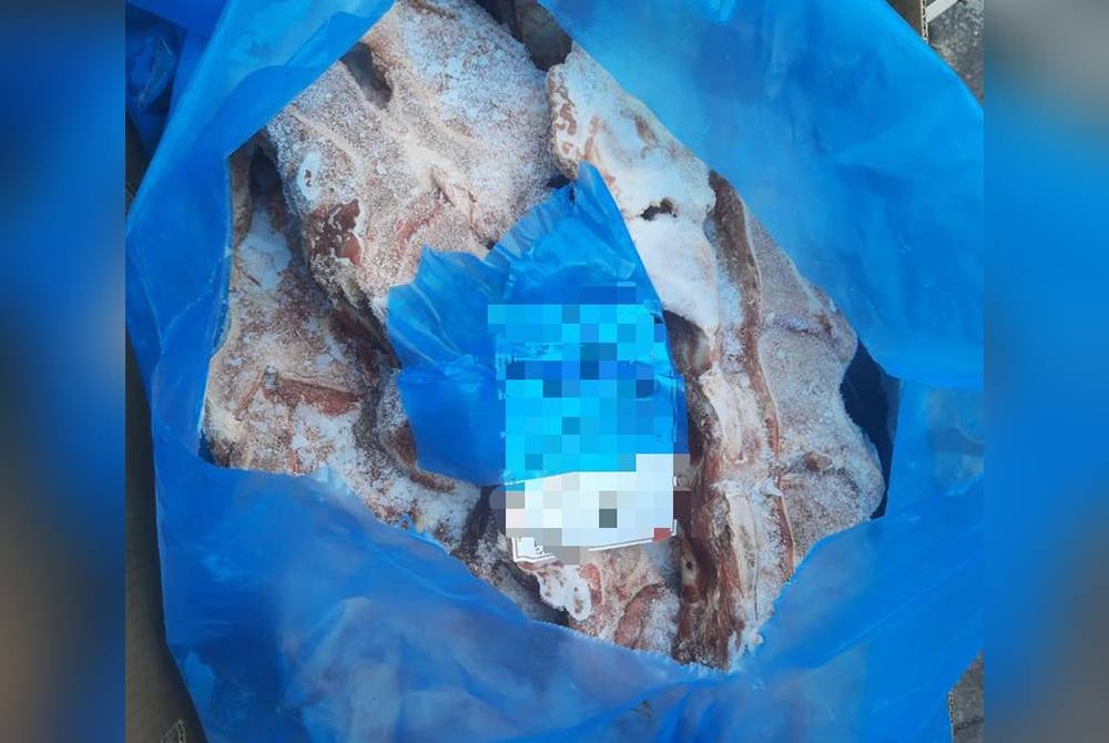 Antara plastik mengandungi daging lembu sejuk beku dipercayai dari Brazil.