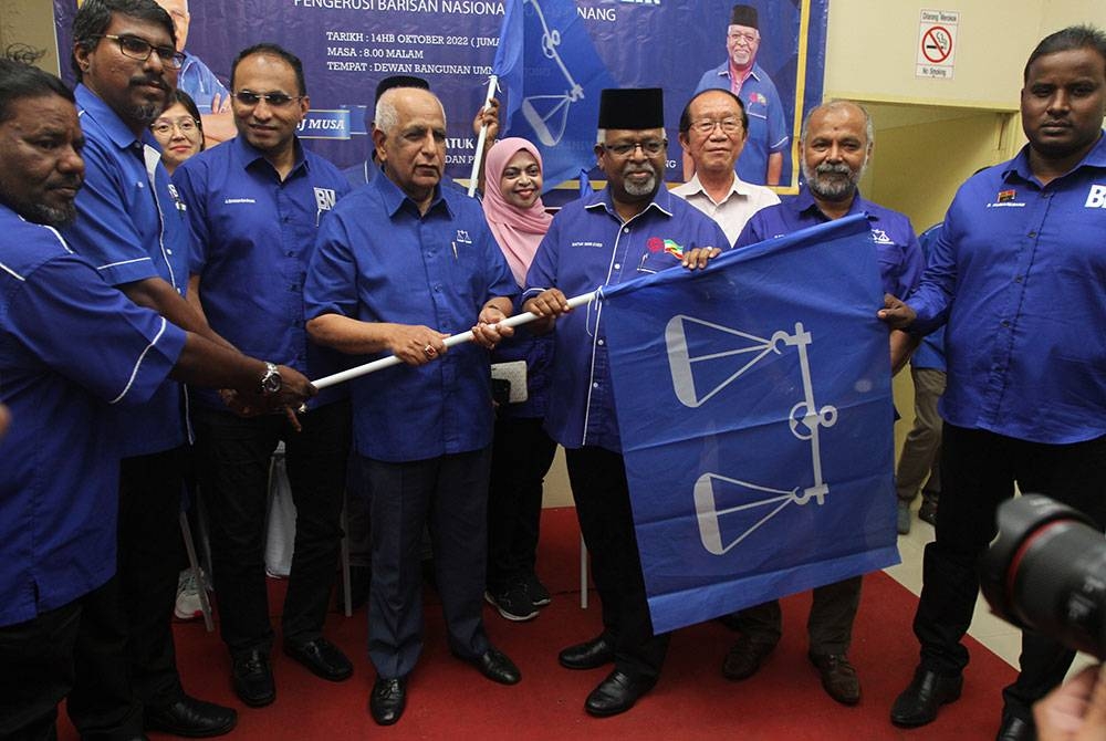 Musa (empat dari kanan) menyerahkan bendera BN kepada jentera pilihan raya Kimma Pulau Pinang.