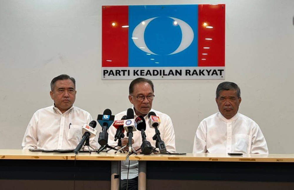 Anwar (tengah) ketika sidang media selepas Mesyuarat Majlis Presiden PH di ibu pejabat PKR di Petaling Jaya pada Sabtu.