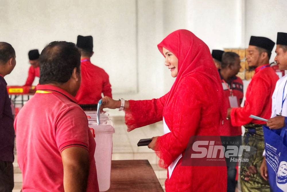 Suraya (kanan) membuang undi pada sesi pemilihan tujuh perwakilan (G7) ke Perhimpunan Agung UMNO ketika Mesyuarat UMNO Bahagian Pendang di Pendang Lake Resort, di sini pada Sabtu.