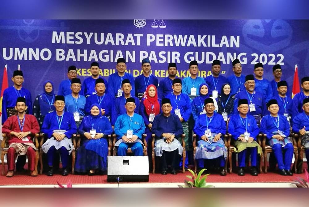 Mohamed Khalid (duduk, tengah) bergambar selepas menyempurnakan perasmian Mesyuarat Perwakilan UMNO Bahagian Pasir Gudang 2022, di Dewan Serbaguna Mawar, di sini pada Sabtu.