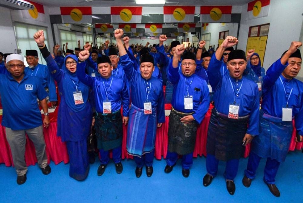 Ahmad Jazlan (tengah) bersama perwakilan UMNO Machang pada Sabtu.