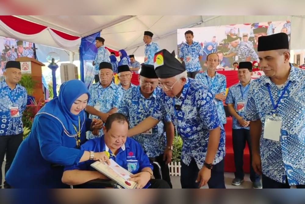 Mahdzir (dua dari kanan) hadir merasmikan Mesyuarat UMNO Bahagian Padang Terap termasuk melancarkan jentera pilihanraya Barisan Nasional (BN) bahagian tersebut pada Sabtu.