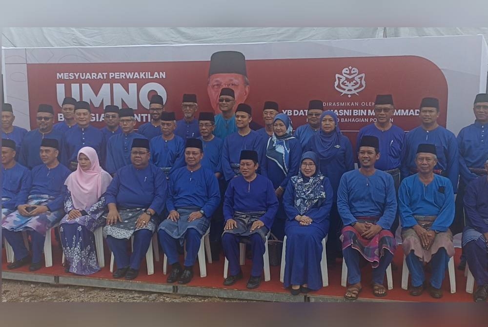 Hasni (duduk, tengah) bergambar pada Mesyuarat UMNO Bahagian Pontian pada Sabtu.