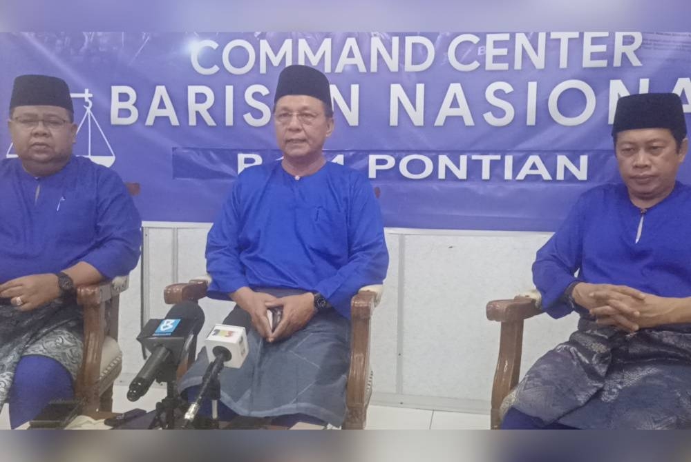 Hasni (tengah) pada sidang akhbar selepas Mesyuarat UMNO Bahagian Pontian pada Sabtu.