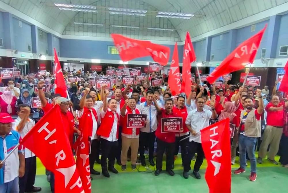 Amirudin bergambar bersama kepimpinan PH peringkat Parlimen Sabak Bernam dan Sungai Besar pada Majlis Pelancaran Jentera di Dewan Seri Bernam di sini pada Sabtu.