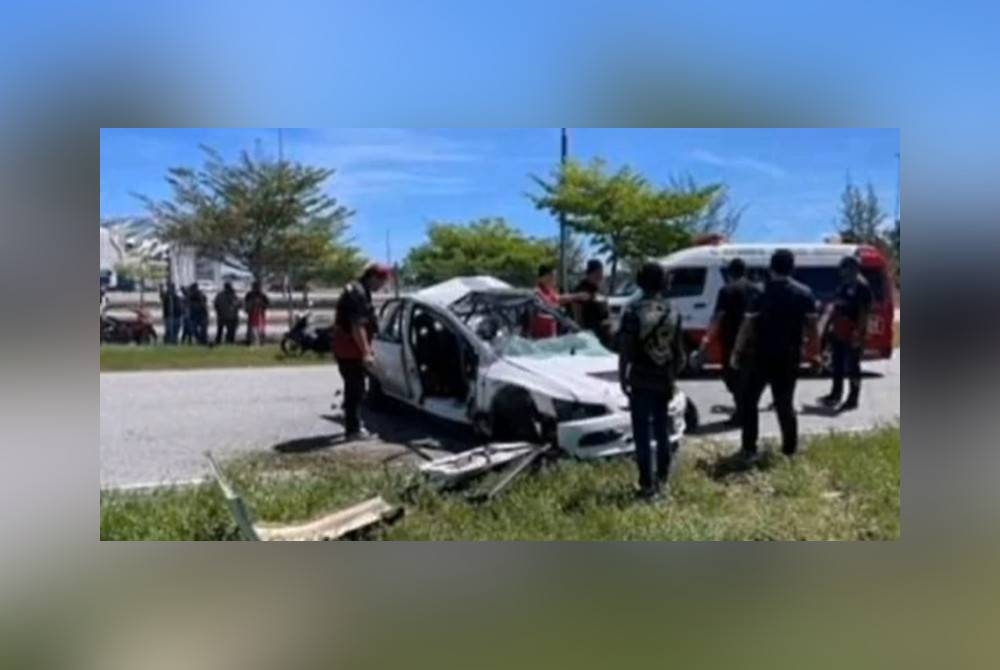 Keadaan kereta mangsa yang remuk dalam kemalangan di Litar Permotoran Terengganu, Gong Badak, Kuala Nerus pada Sabtu.