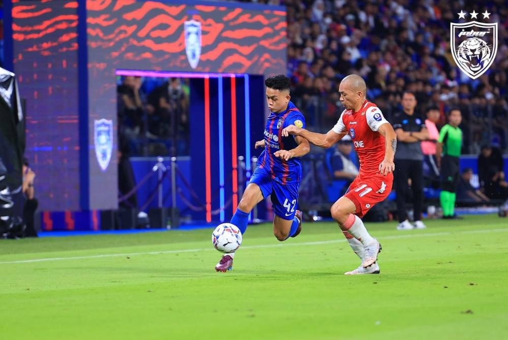 Pemain sayap lincah JDT, Arif Aiman Mohd Hanapi berjaya lepasi kawalan pertahanan Sabah FC, Alto Linus pada aksi Liga Super di Stadium Sultan Ibrahim, Iskandar Puteri sebentar tadi. - Foto Johor Southern Tigers