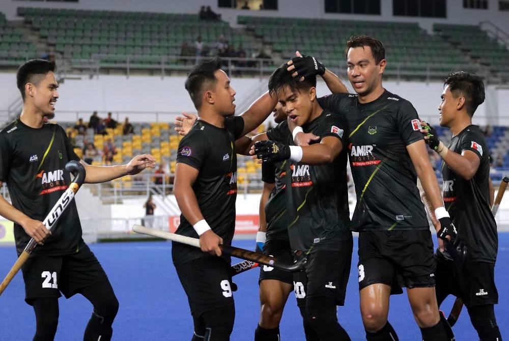 Pemain Perak, Siaful Sharil Saiful Bahari meraikan jaringan gol ketika menentang pasukan Melaka pada perlawanan separuh akhir Piala Tun Abdul Razak di Stadium Hoki Nasional Bukit Jalil malam Sabtu. - Foto Bernama