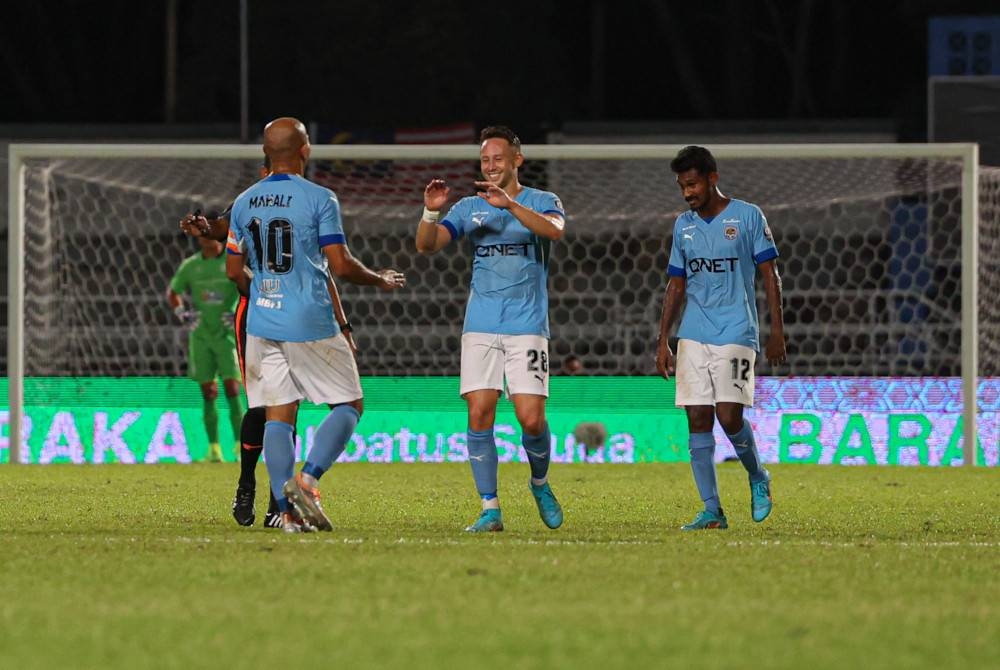 Pemain PJ City FC, Darren Lok raikan jaringan gol bersama pemain sepasukannya pada perlawanan Liga Super Malaysia 2022 di Stadium Majlis Bandaraya Petaling Jaya hari ini. - Foto Bernama