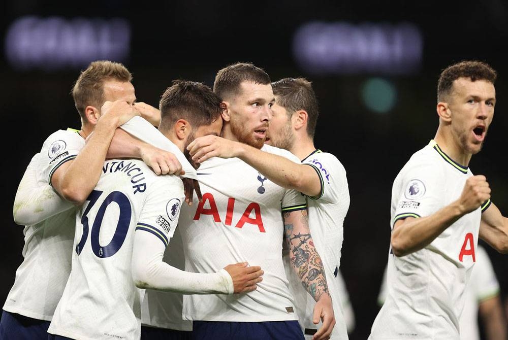 Pemain Spurs meraikan kemenangan menewaskan Everton 2-0 dalam saingan EPL pada Ahad. - Foto Agensi.