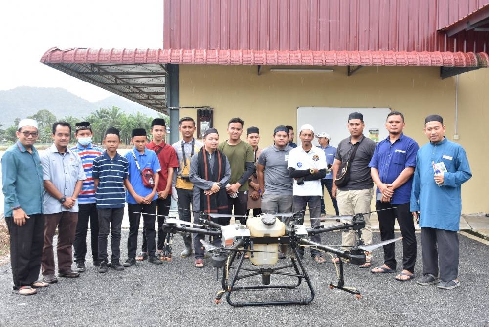 Peserta kursus asas pengendalian dron anjuran Masjid Al Huda, Tebuk Matau.