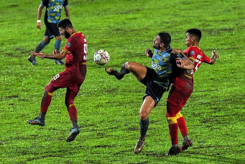 Antara aksi pasukan Selangor menentang Penang FC di Stadium Bandaraya pada Sabtu. - Foto Bernama