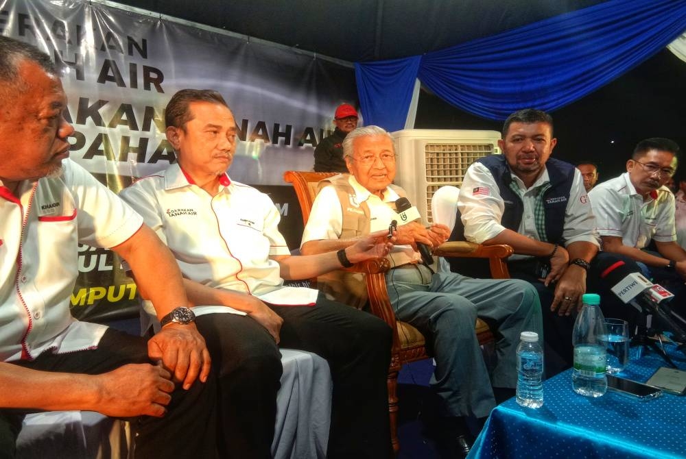 Dr Mahathir (tengah) bersama Marzuki (dua dari kanan), Aminuddin (dua dari kiri) dan Mohd Rofaie (kanan) ketika sidang akhbar di Temerloh pada Sabtu.