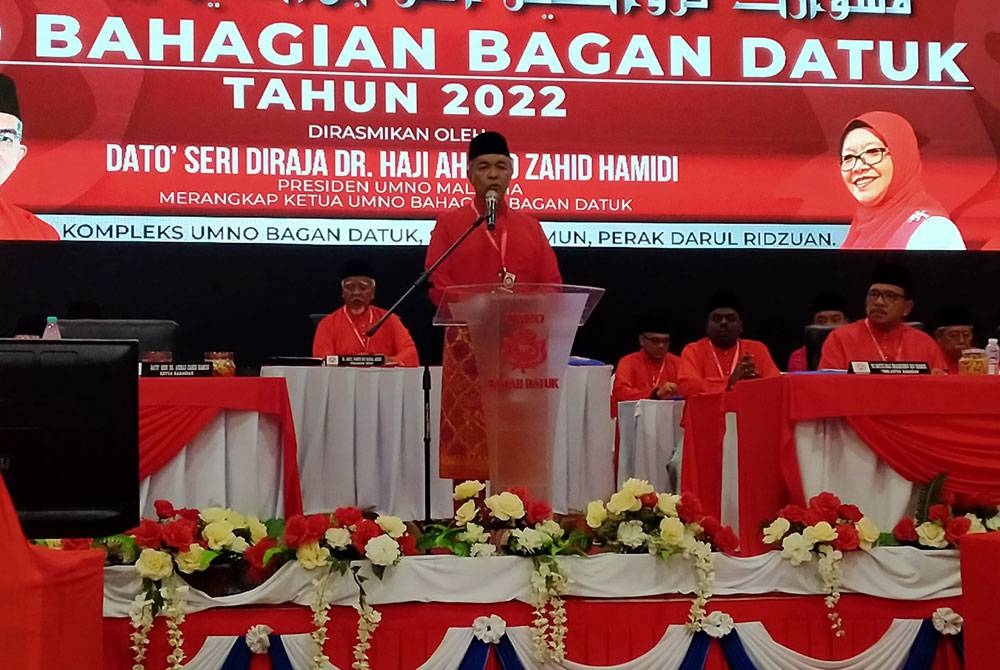 Ahmad Zahid ketika berucap ketika Mesyuarat Perwakilan UMNO Bahagian Bagan Datuk di Dewan Perdana Kompleks UMNO Bagan Datuk pada Ahad.