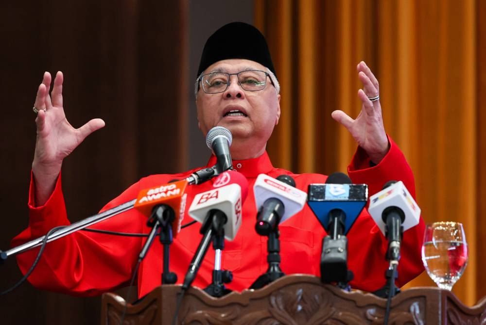 Ismail Sabri merangkap Ketua UMNO Bahagian Bera berucap pada Majlis Perasmian Mesyuarat Perwakilan UMNO Bahagian Bera 2022 pada Ahad. - Foto Bernama