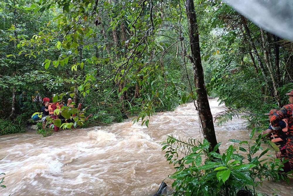 Seramai 46 pendaki terperangkap akibat kepala air di air terjun Telaga Tujuh padi tadi. Foto: Ihsan JBPM Kedah