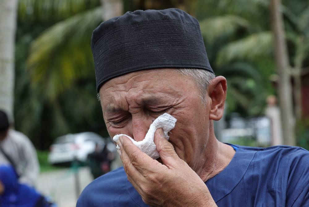 Kamalul Arifin Ahmad, 66, tidak dapat menahan sebak ketika ditemui pengamal media di rumahnya di Kampung Lukut hari ini. - Foto Bernama