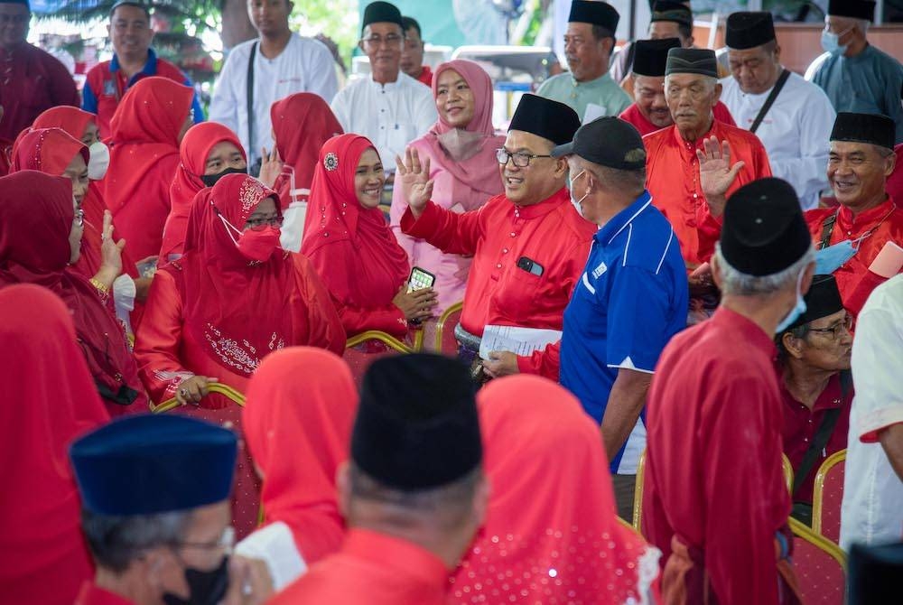 Bashir (tengah) ketika hadir pada Mesyuarat Perwakilan UMNO Bahagian Labuan 2022 di Desa Tunas Hijau hari ini. Foto Bernama