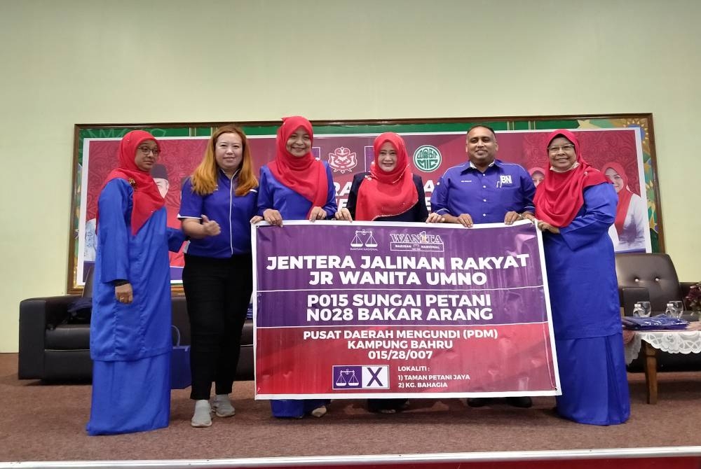 Shahanim (tiga kanan) ketika menyempurnakan Pelancaran Gerakerja JR Parlimen Sungai Petani dan Bengkel App MyJR di Dewan Seri Berangan di sini pada Ahad.