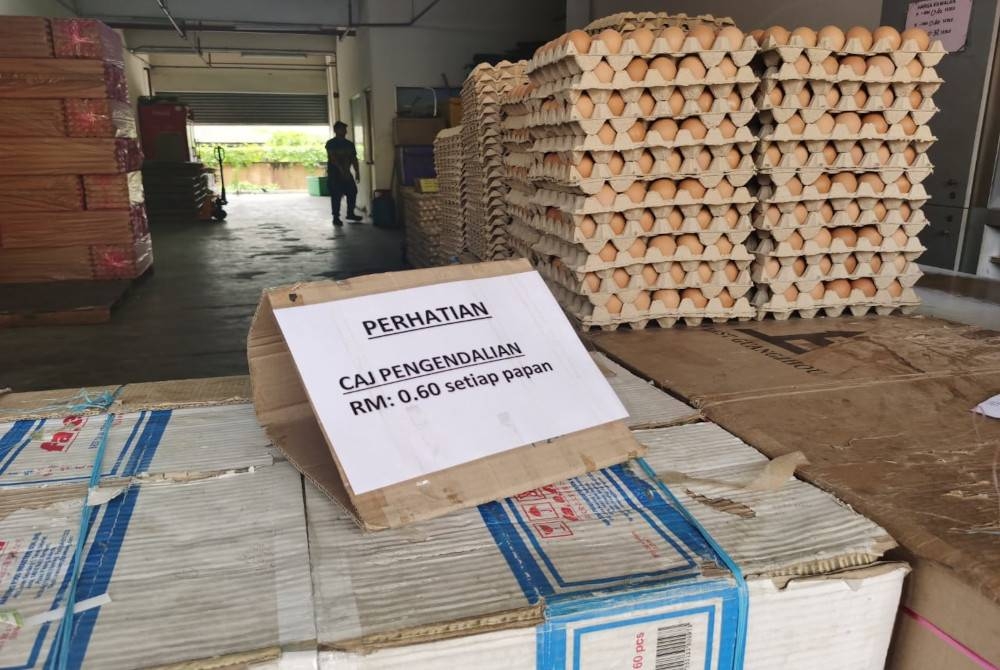 Caj pengendalian sebanyak 60 sen dikenakan ke atas peruncit bagi sepapan telur yang dijual.