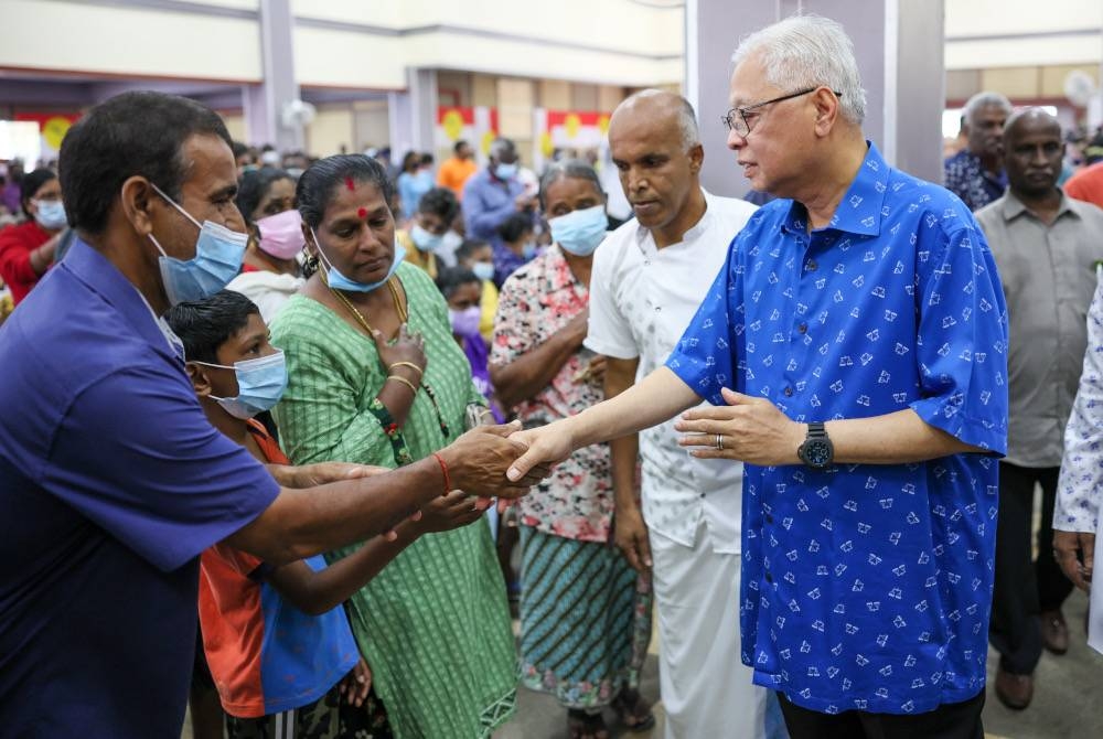 Ismail Sabri Yaakob beramah mesra dengan sebahagian hadirin ketika tiba pada program Moh Ngeteh Bersama Masyarakat India Parlimen Bera di sini hari ini. - Foto Bernama