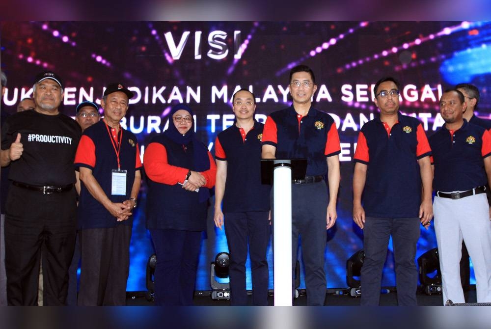 Mohamed Azmin (depan) merasmikan MITI Day 2022 yang diadakan di Tapak Pasar Tani, Taman Melawati, Gombak pada Ahad.