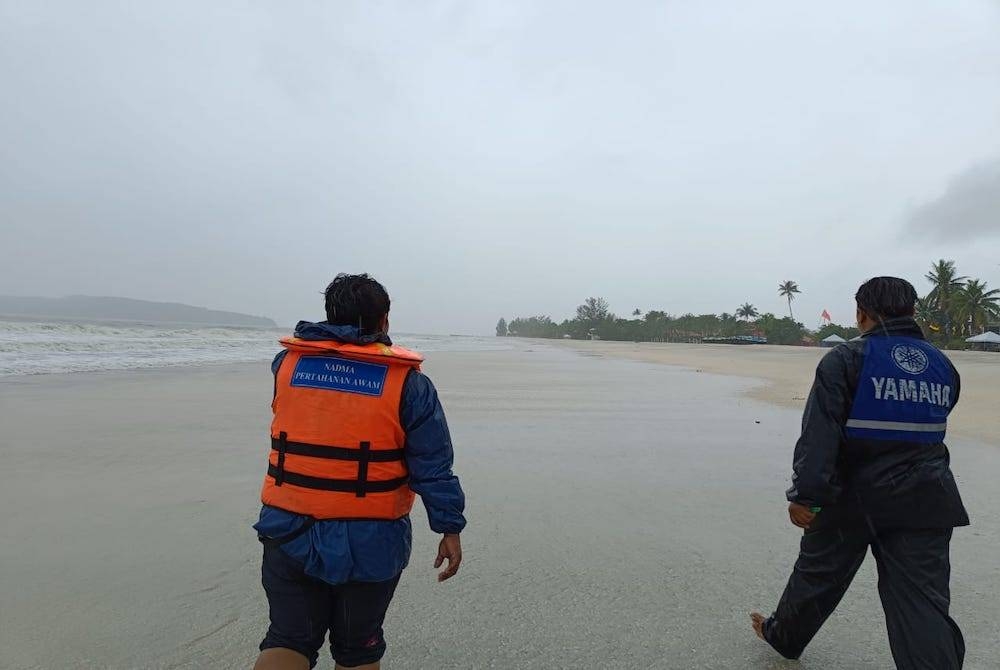 Anggota APM Langkawi melakukan pemantauan banjir di Pulau Langkawi pada Ahad.