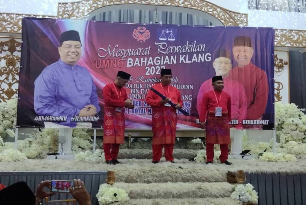 Nassaruddin (tengah) pada Mesyuarat Perwakilan UMNO Bahagian Klang di Royal Mustika Ballroom Klang di sini pada Ahad.