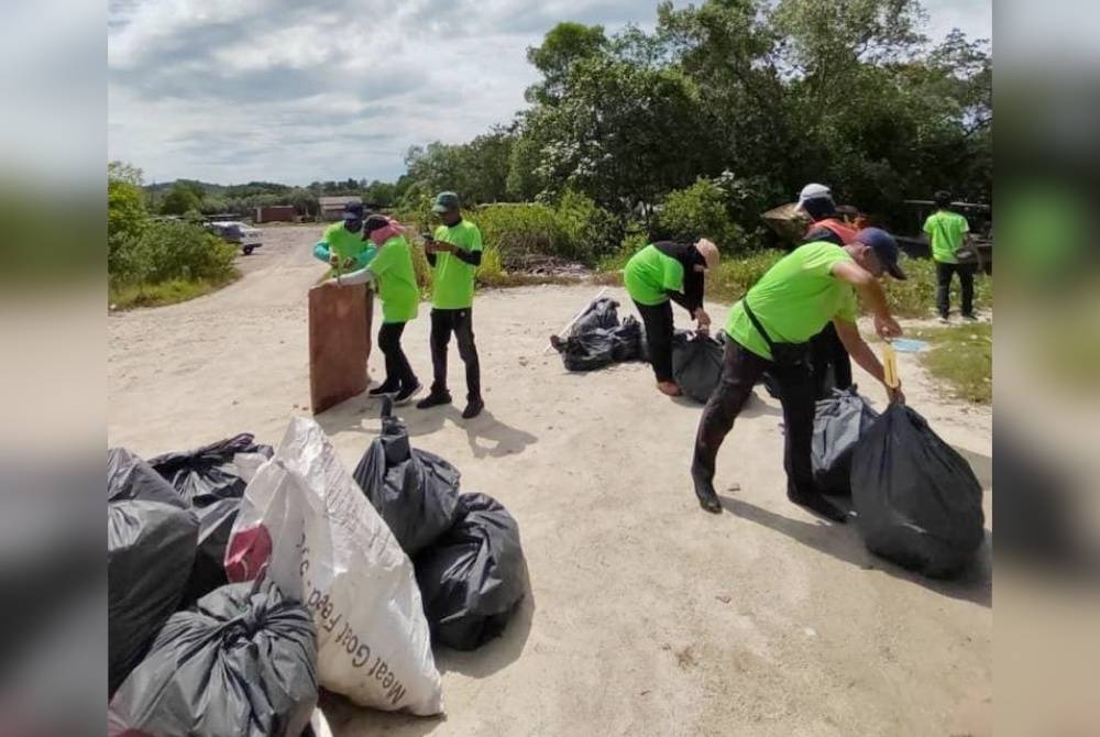 Sebanyak 240 g sampah dikumpul sepanjang laluan melibatkan jarak sejauh 8 kilometer di Sungai Chukai.