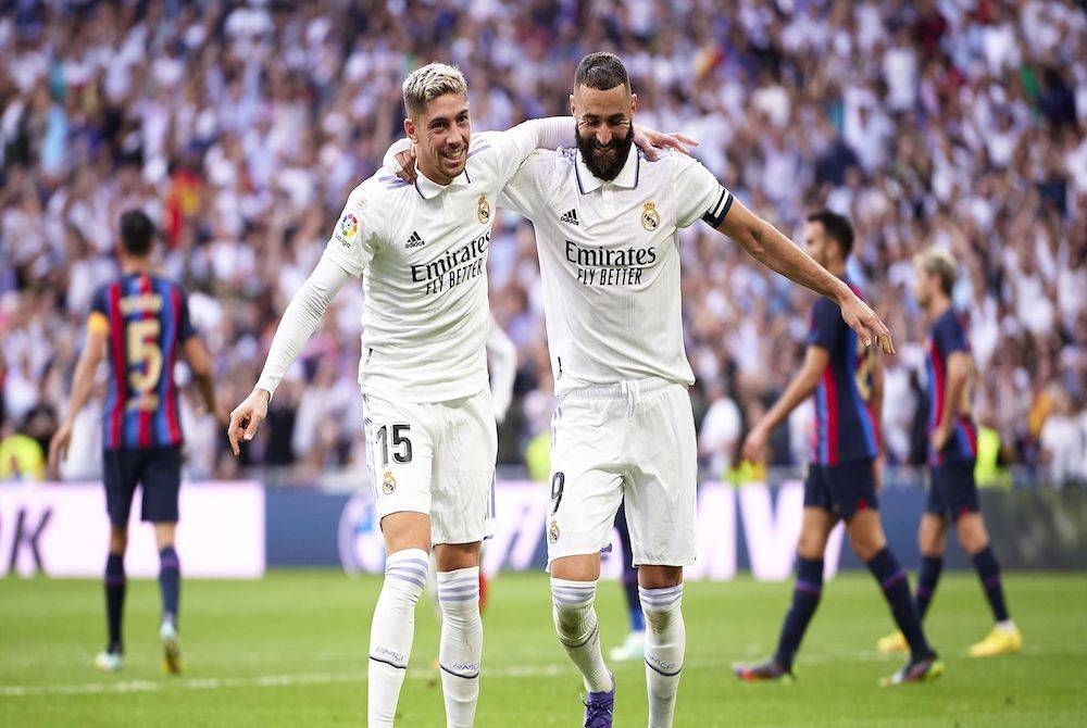 Benzema (kanan) dan Valverde menyumbat dua gol ketika membantu Real menewaskan Barcelona 3-1 dalam aksi Clasico. -Foto Agensi