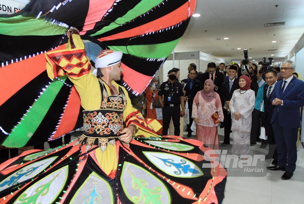 Nancy melihat tarian sufi dari Timur Tengah pada majlis Persidangan Pelancongan Islam Dunia Kali Ketiga yang diadakan di WTCKL.- Foto Sinar Harian ROSLI TALIB