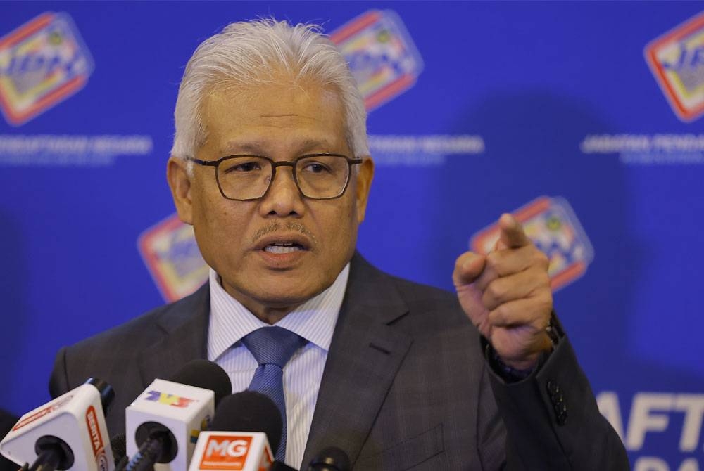 Menteri Dalam Negeri Datuk Seri Hamzah Zainudin ketika sidang media selepas merasmikan Majlis Sambutan Hari Pendaftaran Negara Tahun 2022 di Jabatan Pendaftaran Negara. - Foto Bernama