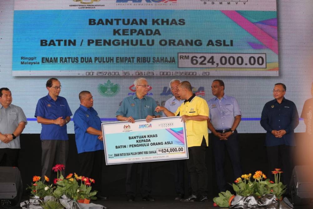 Ismail Sabri menyempurnakan gimik penyampaian bantuan khas sekali bayar kepada tok batin/penghulu Orang Asli melibatkan peruntukan keseluruhan sebanyak RM624,000.