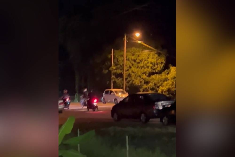 Sekumpulan &#039;mat motor&#039; yang dipercayai mencetuskan provokasi pada ceramah anjuran parti Muda, di Parit Jawa, Muar pada Ahad.