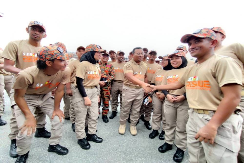 Amirudin (tengah) bersama peserta pada Majlis Perasmian Penutupan Latihan dan Kursus Serve Rescue Majlis Sukan Negeri Selangor di Balai Bomba dan Penyelamat Shah Alam di Seksyen 15 di sini.