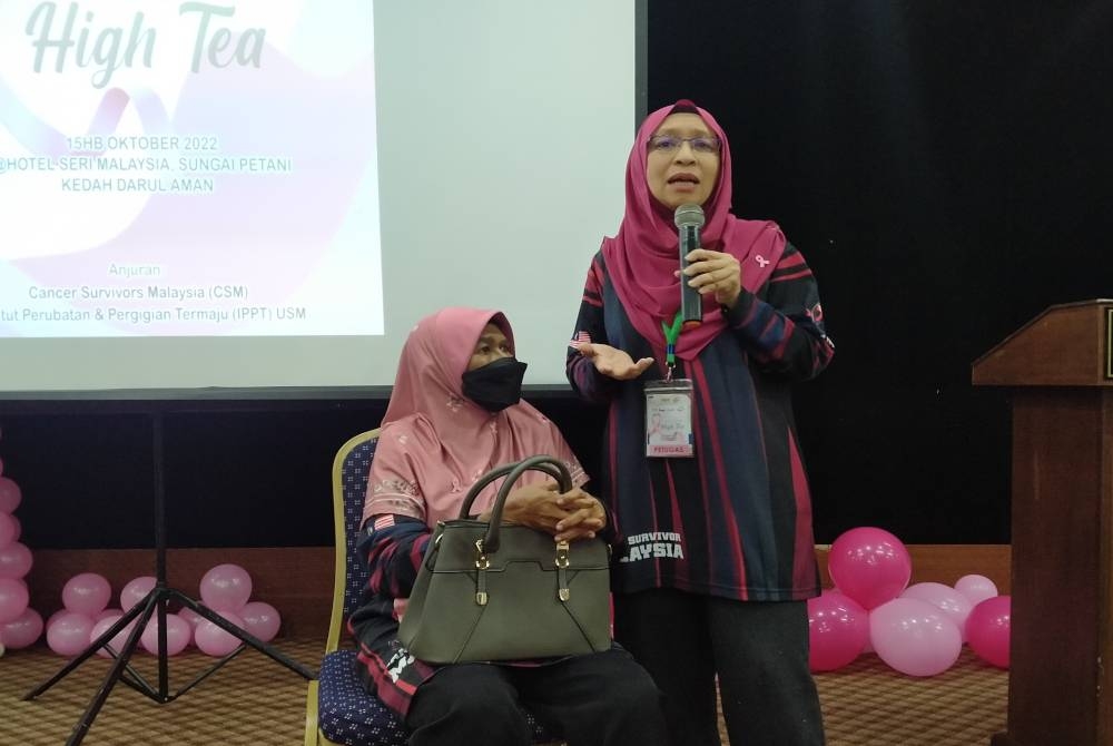 Che Intan (kiri) berkongsi pengalaman bersama Zuraini ketika hadir ke Program Pink October-High Tea sempena Bulan Kesedaran Kanser Payudara Sedunia pada Sabtu.