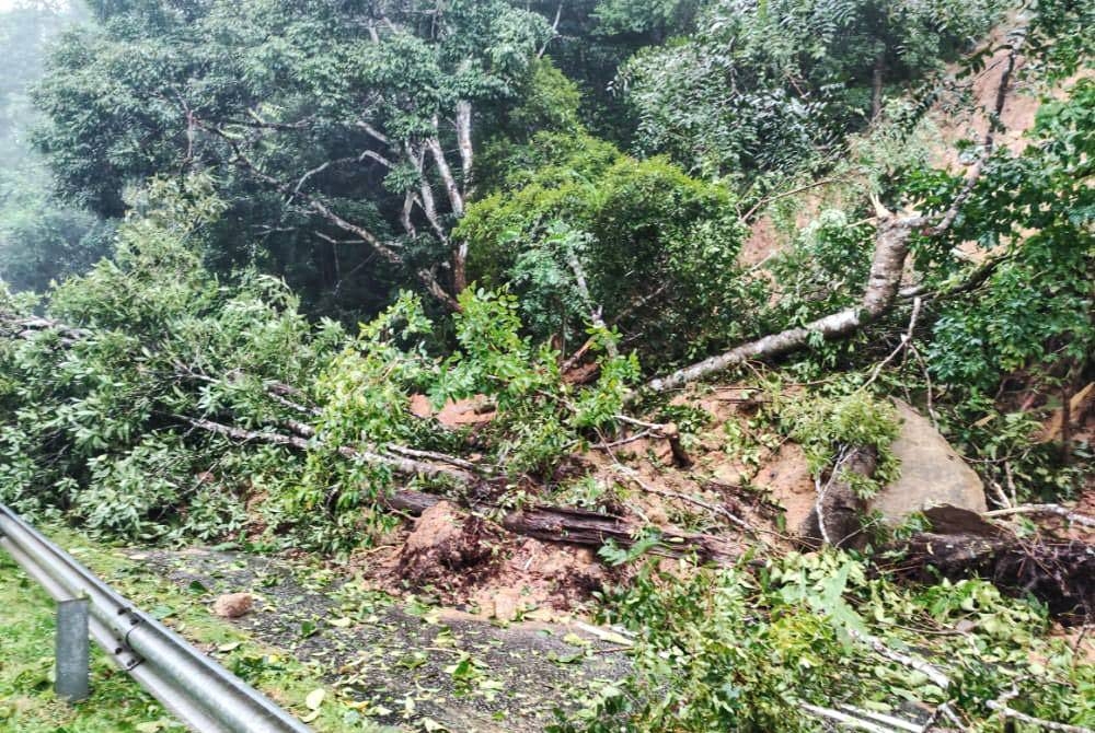 Keadaan tanah runtuh di Gunung Raya. Foto ihsan APM Langkawi.