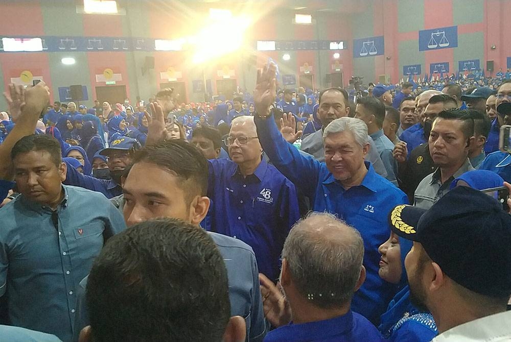 Ahmad Zahid (dua dari kanan) dan Ismail Sabri (dua dari kiri) ketika hadir pada Himpunan Solidariti Kestabilan dan Kemakmuran di Dewan Perdana Kompleks UMNO Bagan Datuk di sini pada Isnin.