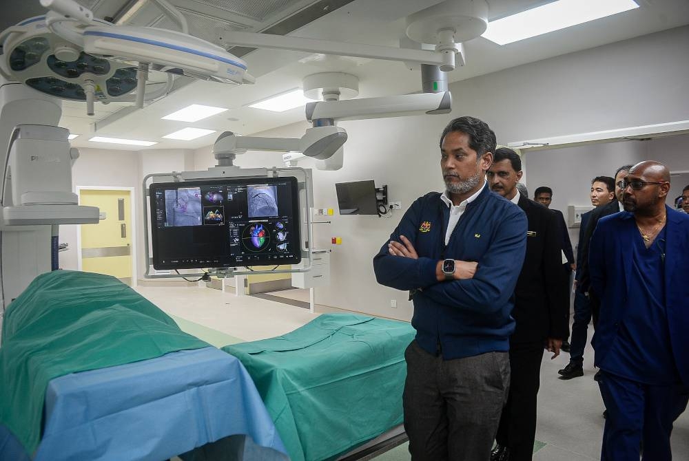 Khairy Jamaluddin membuat lawatan ke Pusat Kardiologi selepas Penyerahan Projek Pusat Kardiologi Hospital Serdang di Pusat Jantung Hospital Serdang hari ini. - Foto Bernama