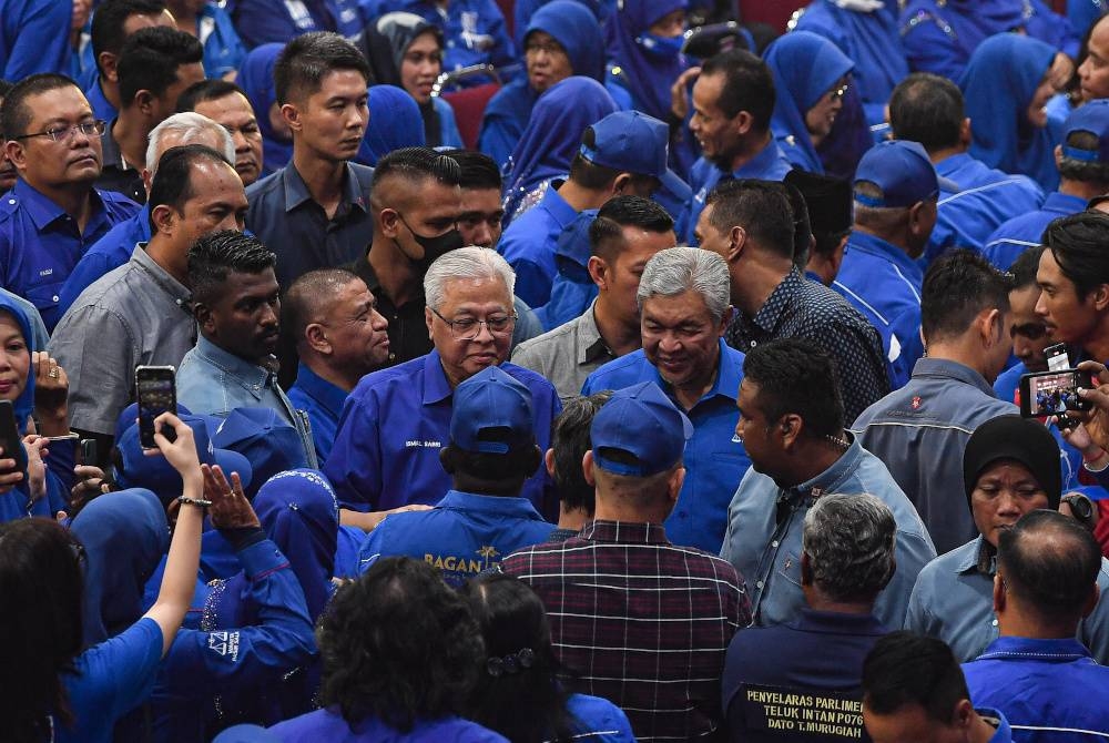 Ismail Sabri bersama Ahmad Zahid beramah mesra bersama Perwakilan yang hadir pada Program Solidariti Kestabilan dan Kemakmuran (SKK) Bagan Datuk di Kompleks UMNO Bagan Datuk hari ini. - Foto Bernama