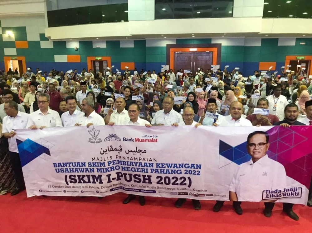 Wan Rosdy bersama penerima I-Push selepas majlis penyampaian bantuan Skim I-Push 2022 di Dewan Bandaraya Kuantan (MBK) pada Isnin.