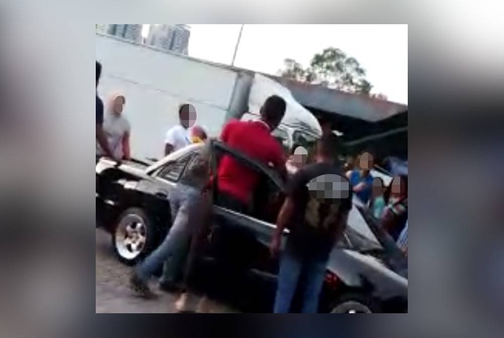 Tangkap layar rakaman video tular berdurasi 22 saat memaparkan dua lelaki memukul seorang pemandu kereta di Pasar Borong Kuala Lumpur pada Ahad.