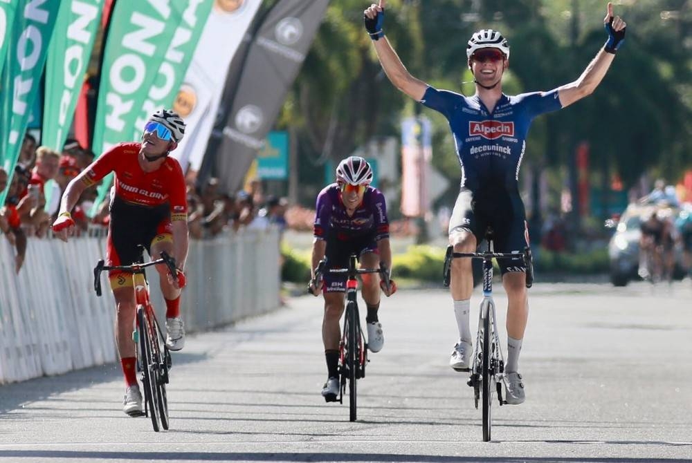 Bax juarai perlumbaan Peringkat 7 sejauh 107.1km yang bermula dan berakhir di Pekan Kuah, Langkawi pada Isnin. - Foto Le Tour de Langkawi