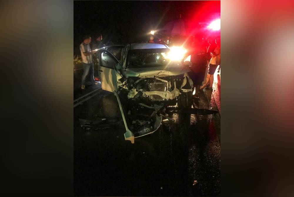 Keadaan kereta yang remuk akibat kemalangan di jalan besar Jengka 19 pada Isnin. - Foto ihsan JBPM