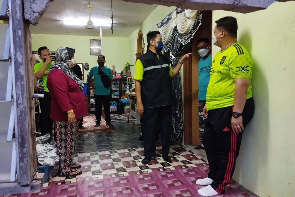 Raja Muda Perlis (tiga dari kanan) berkenan meninjau bahagian belakang rumah mangsa yang runtuh akibat banjir. - Foto MAIPs