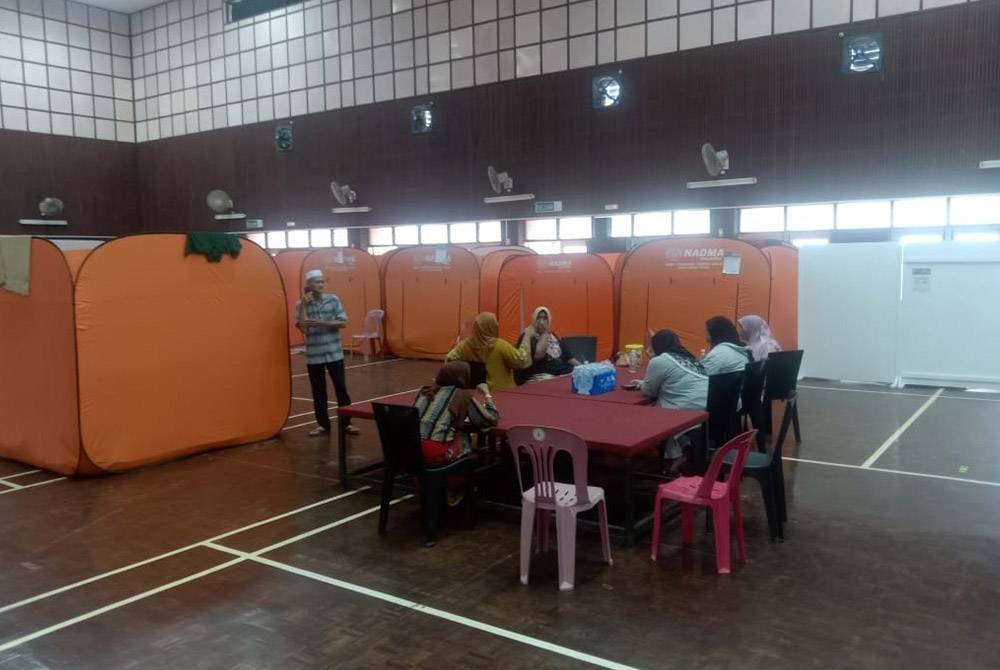 Sebahagian mangsa banjir di Langkawi yang masih ditempatkan di PPS Dewan Syifa di Padang Matsirat sejak Ahad lepas. - Foto APM Kedah