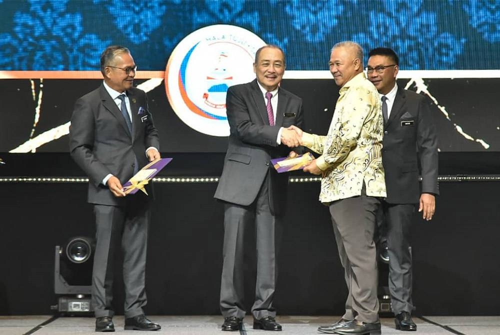 Hajiji menyampaikan sijil penghargaan kepada salah seorang pesara pada Majlis Jasamu Dikenang Pesara Perkhidmatan Awam Negeri Sabah Tahun 2022 yang diadakan di Pusat Konvensyen Antarabangsa Sabah (SICC), di Kota Kinabalu.