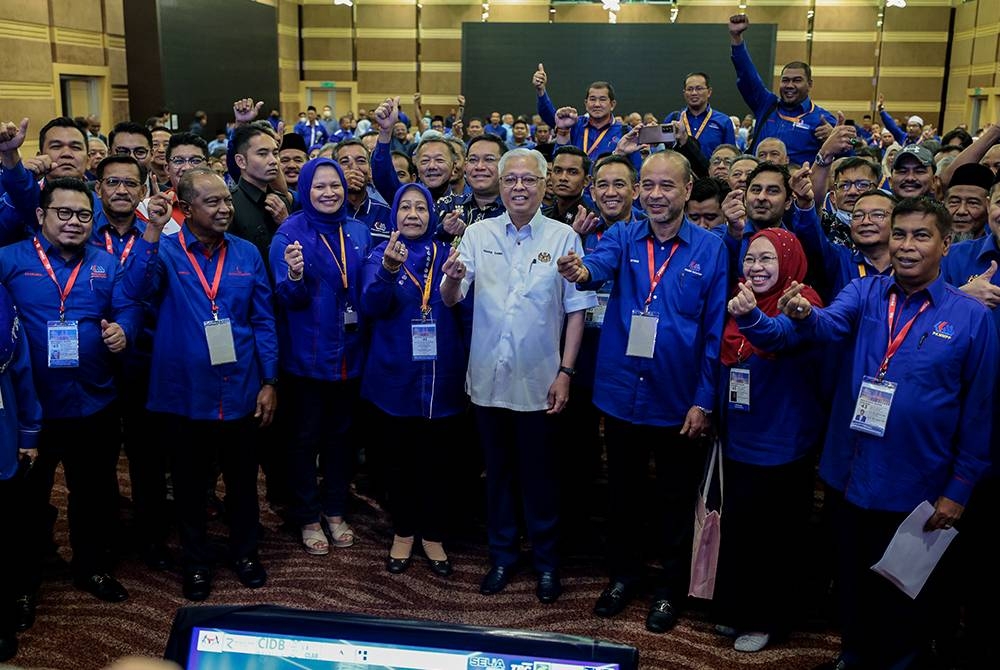 Ismail Sabri (tengah) bergambar bersama ahli-ahli ahli Persatuan Kontraktor Melayu Malaysia (PKMM) pada majlis perasmian Konvensyen Kontraktor Bumiputera 2.0 dan Mesyuarat Agung Tahunan Ke-43 PKMM di Pusat Dagangan Dunia Kuala Lumpur pada Selasa. - Foto Bernama